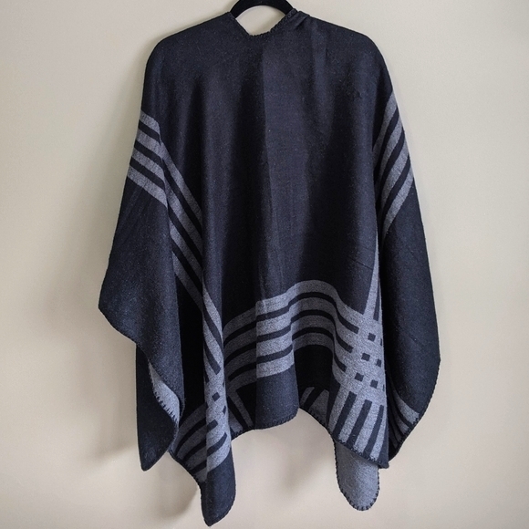 BB Dakota | reversible black & gray poncho - Picture 6 of 10